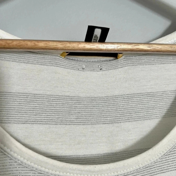 St. John Silver Met. Stripe SS Top Sz P - Picture 6 of 7